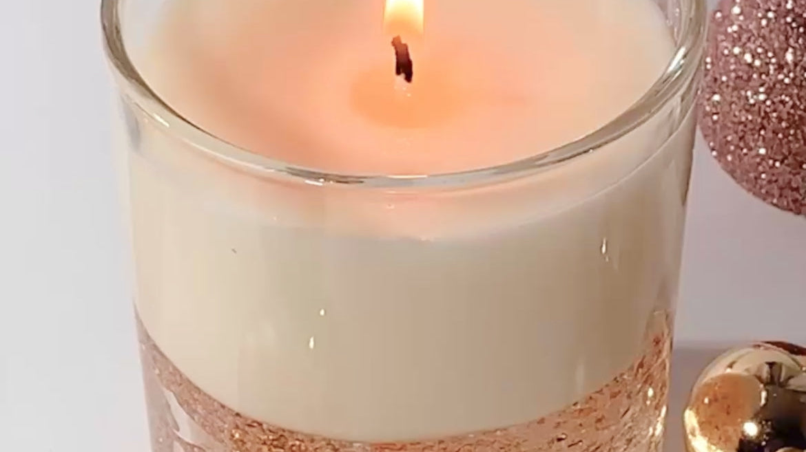 ✨ The Gold-Flake Candle That’s Taking Over Christmas