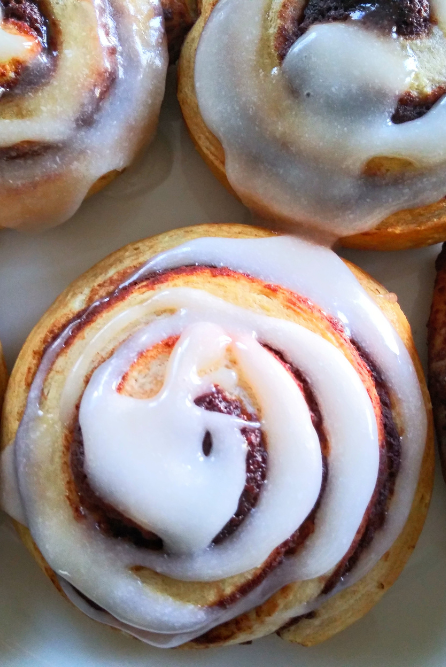 Cinnamon roll fragrance oil for candle making with soy wax