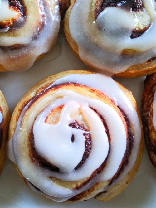 Cinnamon roll fragrance oil for candle making with soy wax